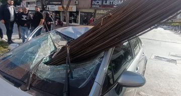 Kamyonun üzerindeki inşaat demirleri seyir halindeki otomobile ’ok’ gibi saplandı