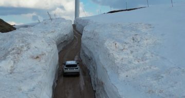 Kar duvarları arasında kalan yol görenleri hayrete düşürdü