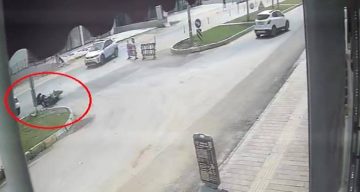 Kaza yapan motosikletli karşı yönden gelen minibüsün altında kaldı