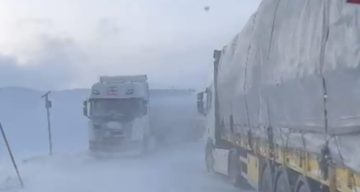 Kop Dağı Geçidi Yoğun Kar Yağışı Sebebiyle Trafiğe Kapalı