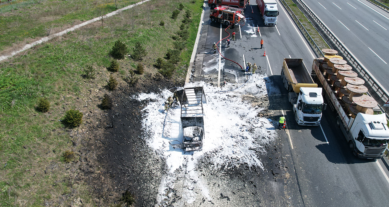 Kuzey Marmara Otoyolu’nda Köpük Sprey Yüklü Kamyonun Alevler İçinde Kalması Paniğe Neden Oldu