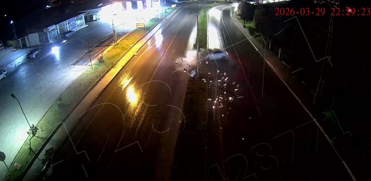 Malatya’da kontrolden çıkan araç refüje çarptı