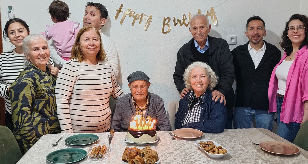 Mustafa Tok, 102. Yaş Gününü Ailesiyle Kutladı