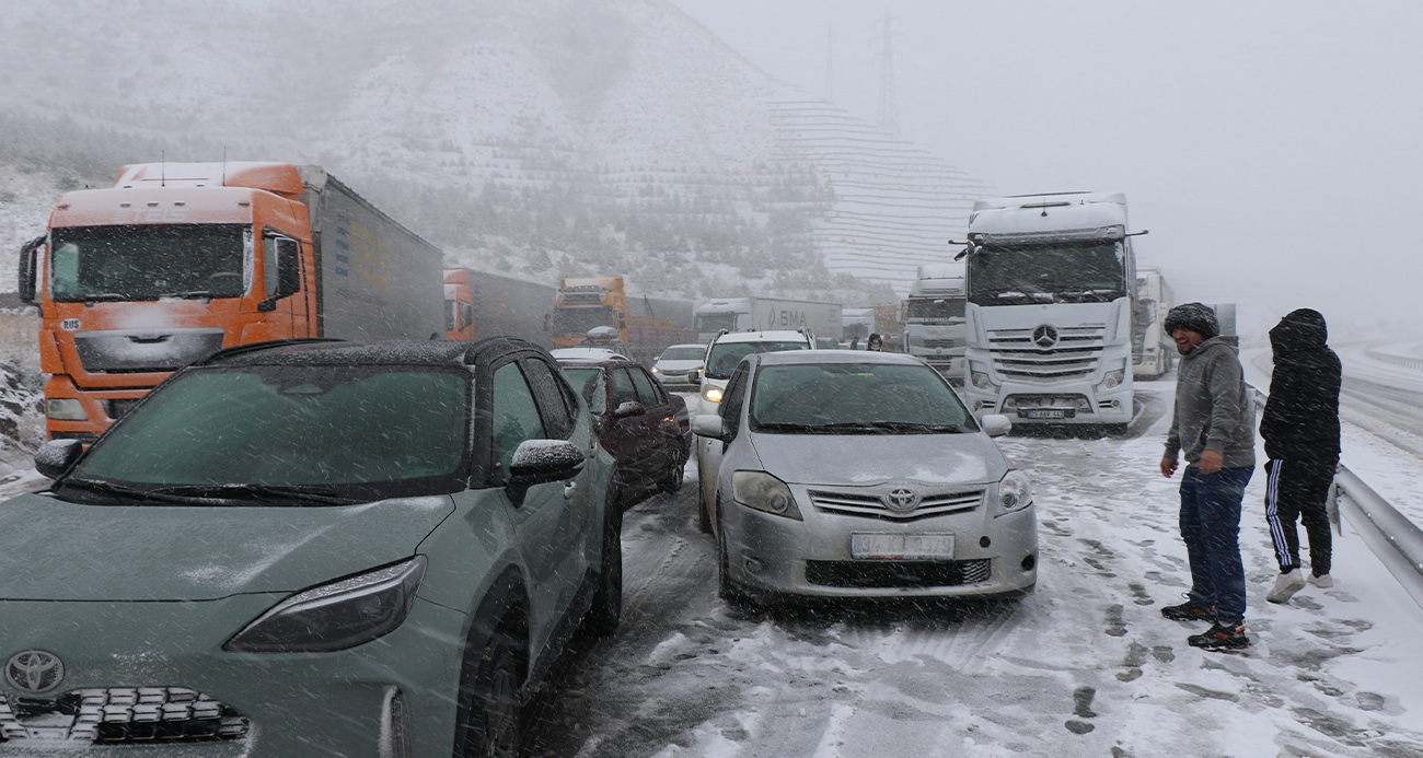 Nisan ayında kış geri geldi: Erzincan-Sivas karayolu kar nedeniyle ulaşıma kapandı