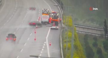 Önce bariyere, ardından otoyol çalışanlarına çarptı: O anlar kamerada