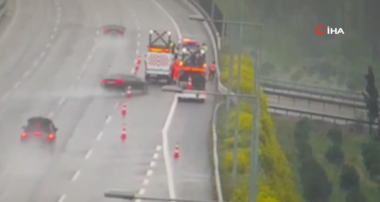 Önce bariyere, ardından otoyol çalışanlarına çarptı: O anlar kamerada