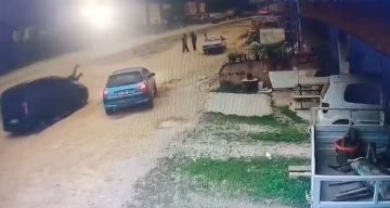 Önce konuştu, sonra çarptı: O anlar kameraya yansıdı