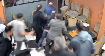 Otomobilden çıkan yüksek ses camları titretti kahvehanedekiler deprem korkusu yaşadı