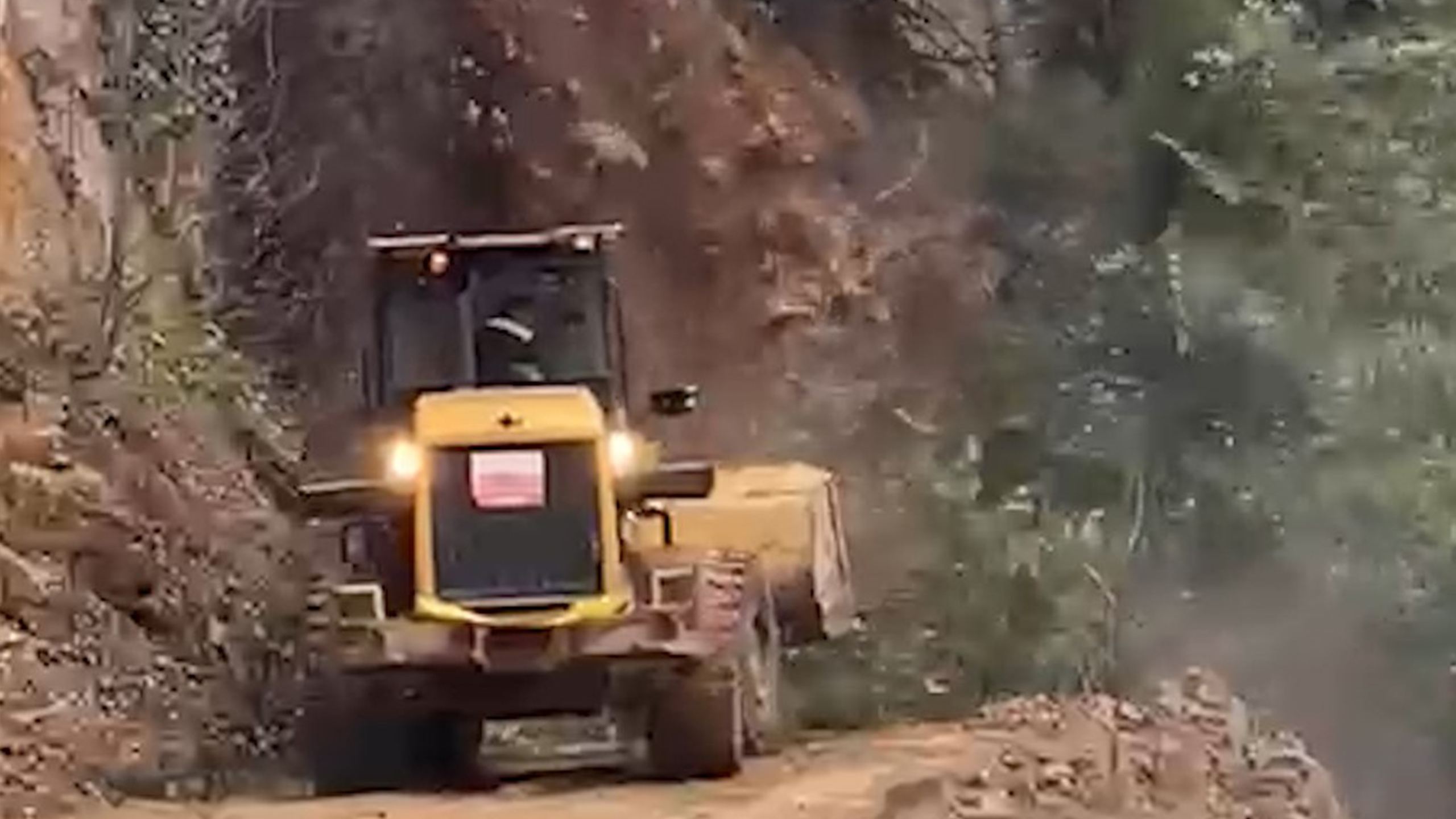 Rize’de İş Makinesi İkinci Heyelanı Son Anda Atlattı