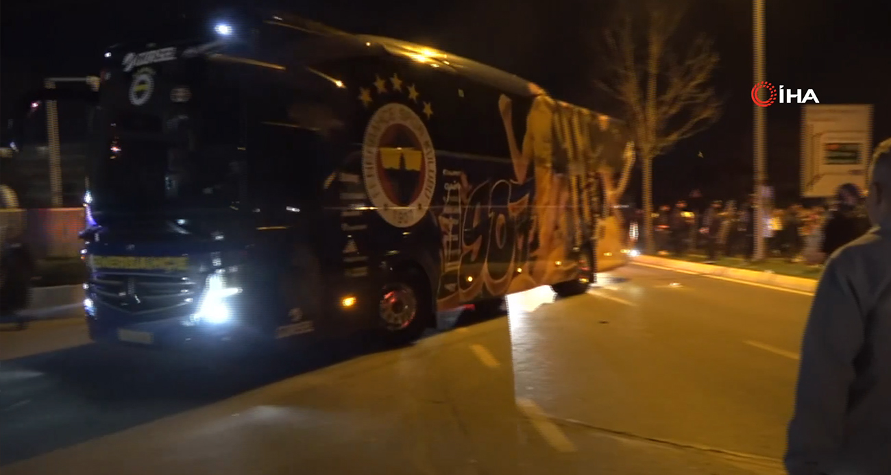 Samandıra’da Fenerbahçeli taraftarlar takım otobüsünü taşladı