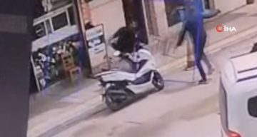 Sandalyeyle kendini savundu, bıçaklanmaktan kurtulamadı: O anlar kamerada