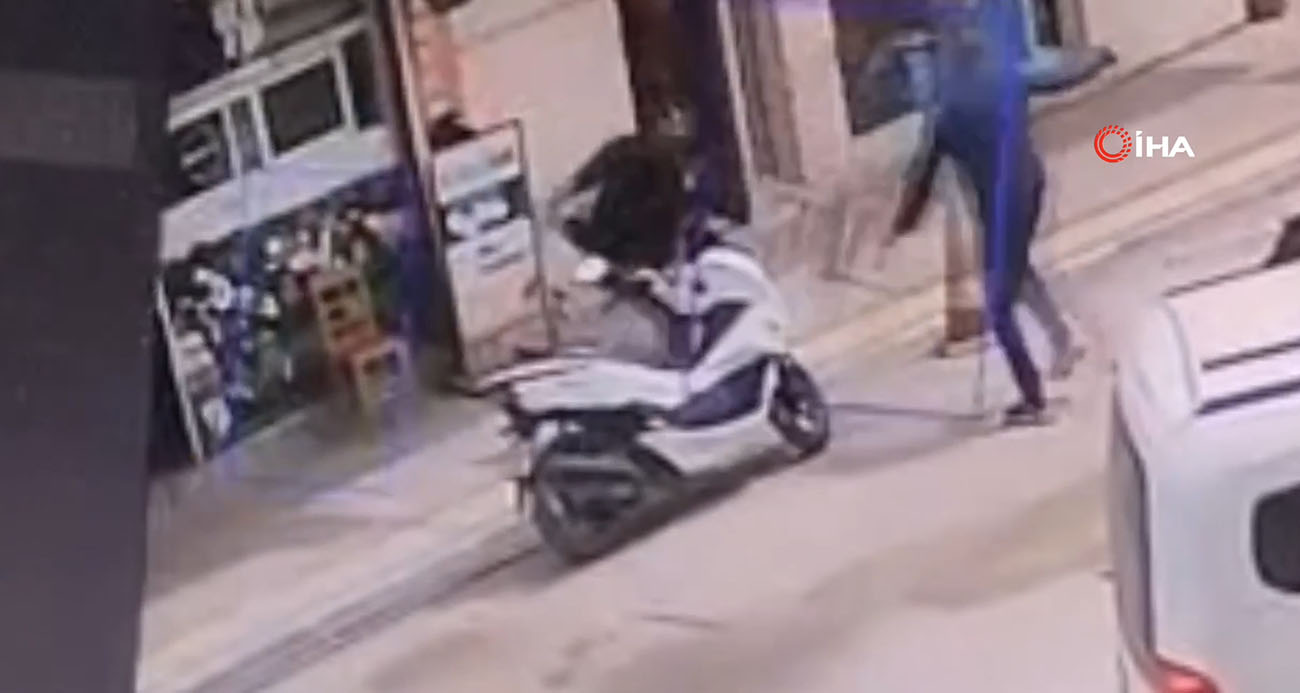 Sandalyeyle kendini savundu, bıçaklanmaktan kurtulamadı: O anlar kamerada
