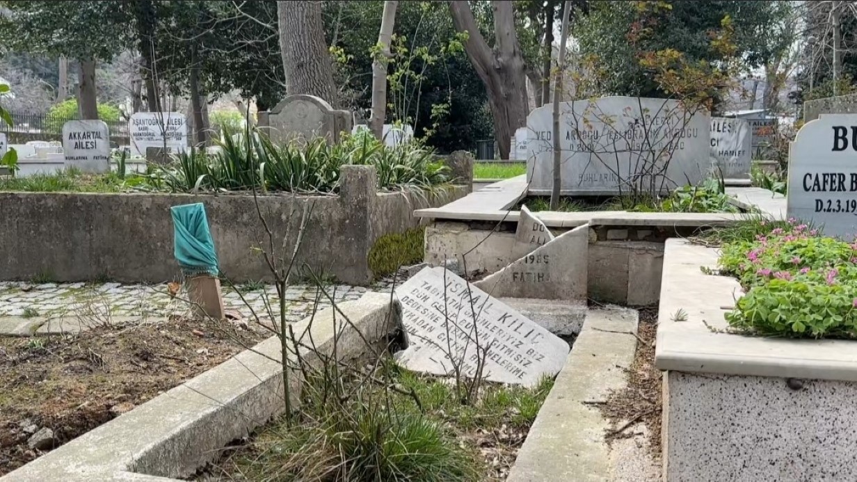 Sarıyer Mezarlığı’nda Fırtına Hasarı: Vatandaşlar Tedbir Bekliyor