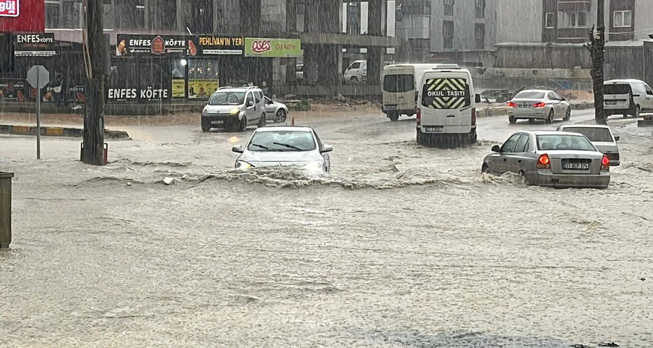 Şiddetli yağış sele neden oldu, göle dönen yollarda araçlar mahsur kaldı