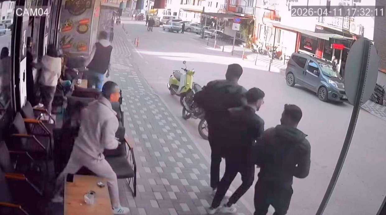 Simav’da 4.8 büyüklüğünde deprem anı kamerada