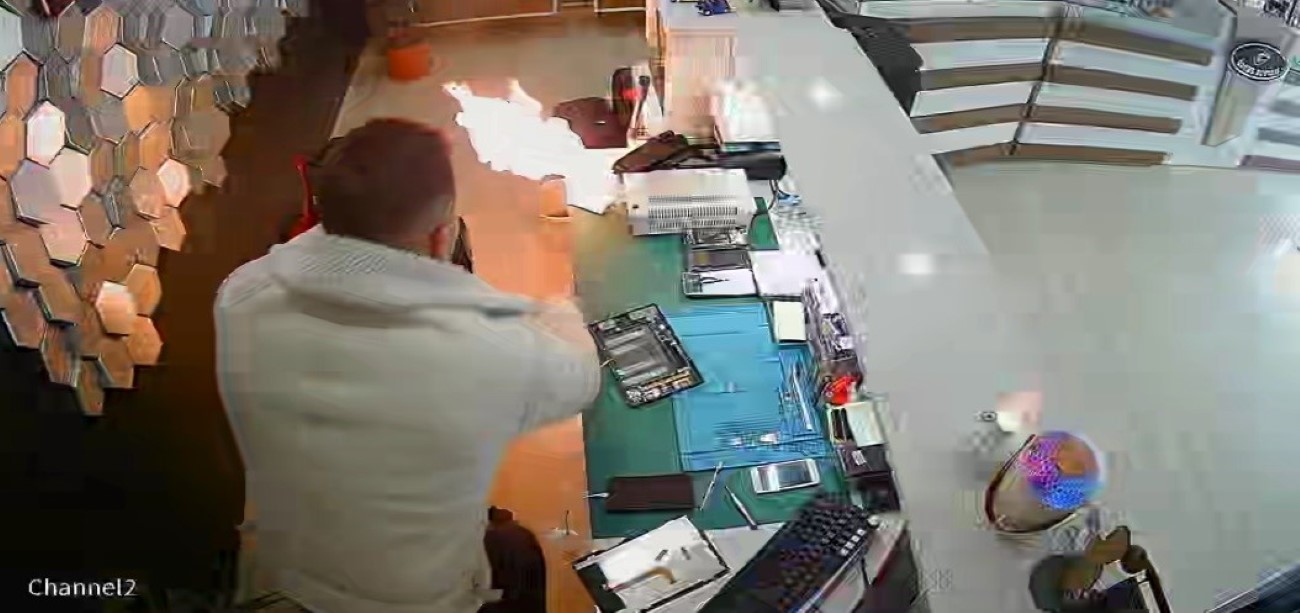 Şişen telefon bataryası bomba gibi patladı