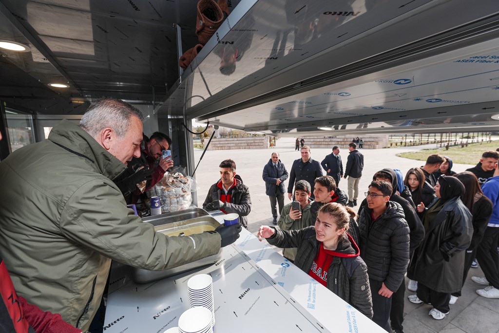 Sivas Belediyesi Öğrencilere Sıcak İkramda Bulunuyor