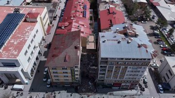 Sivas İnönü Bulvarı’nda Tahliye Edilen Bina Tehlike Saçıyor