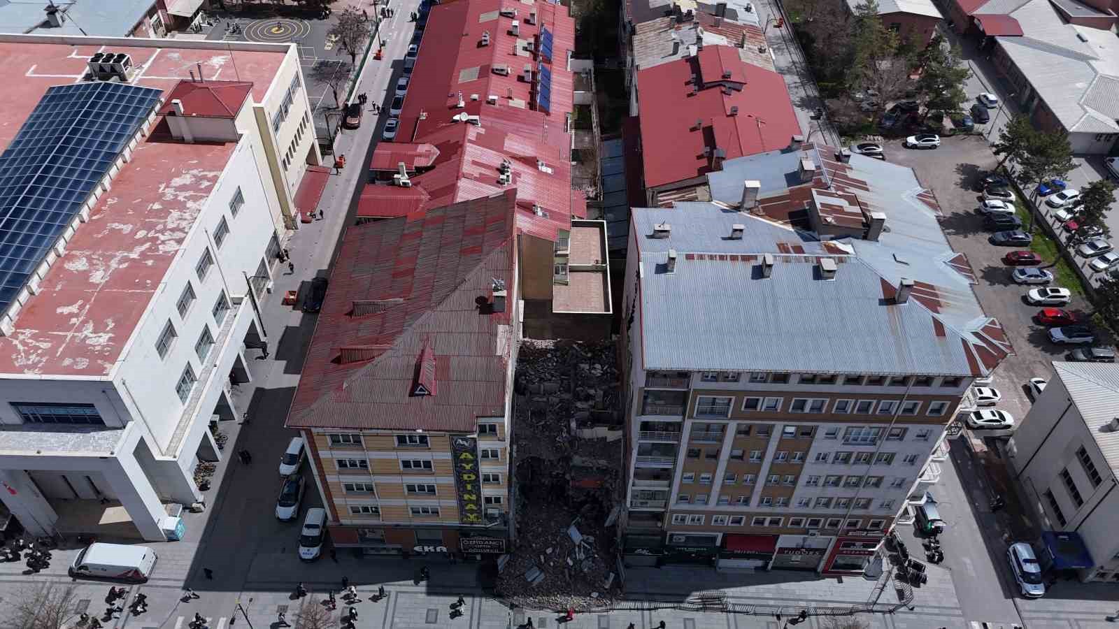 Sivas İnönü Bulvarı’nda Tahliye Edilen Bina Tehlike Saçıyor