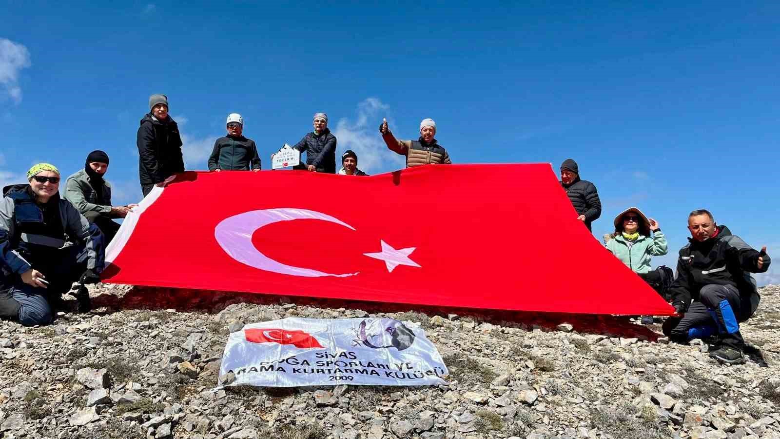 Sivaslı dağcılar 2 bin 211 metrede Türk bayrağı açtı