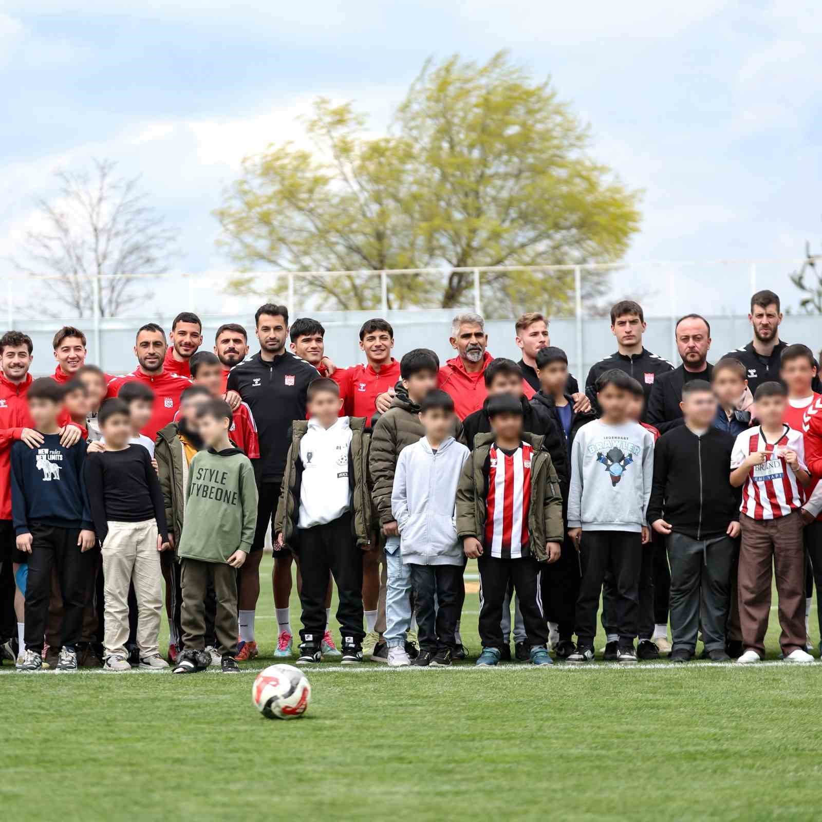 Sivasspor, 23 Nisan Coşkusunu Çocuklarla Paylaştı