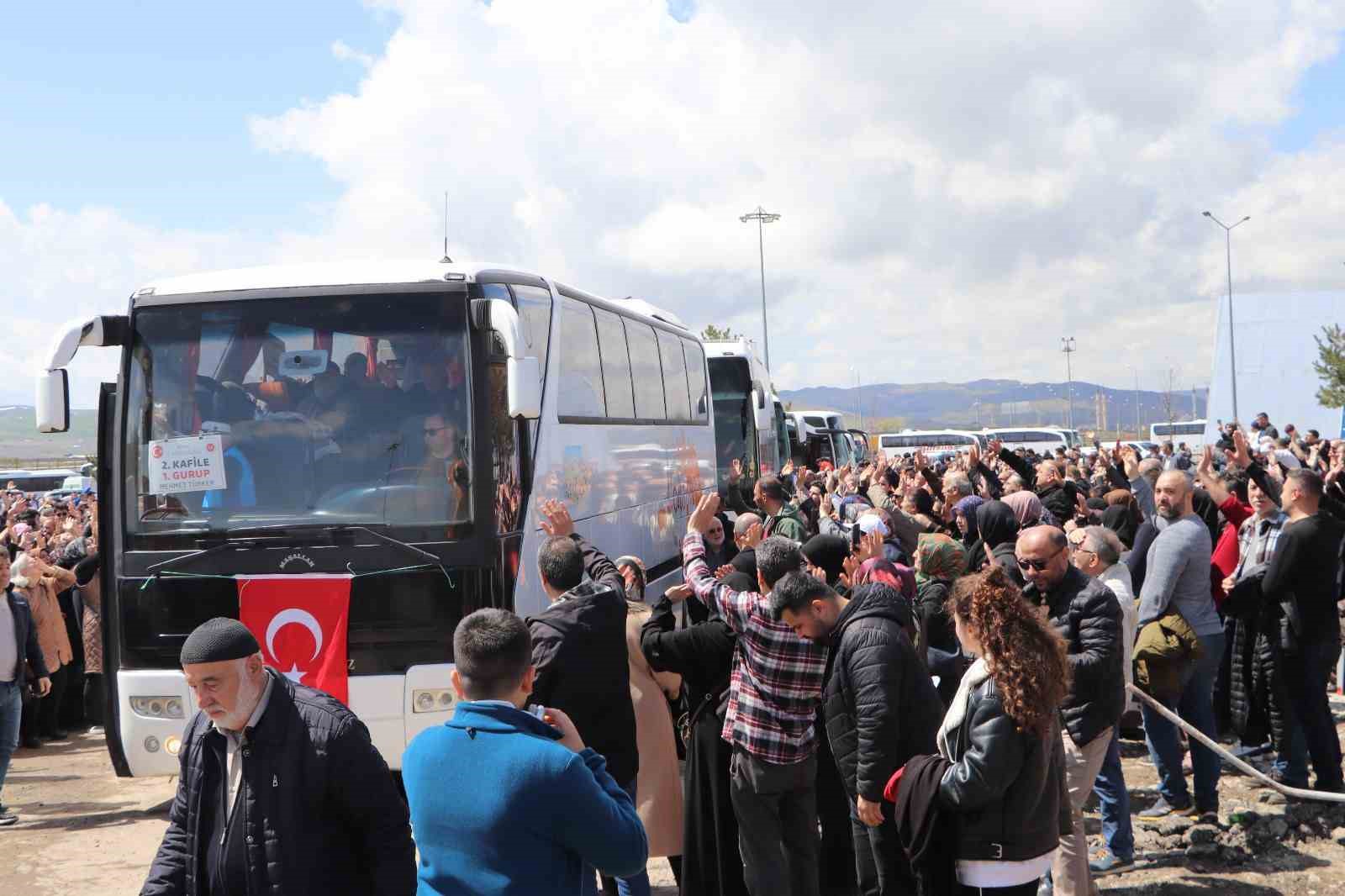 Sivas’ta 312 hacı adayı dualarla kutsal topraklara uğurlandı