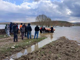 Sivas’ta Barajda Mahsur Kalan İnek Kurtarıldı