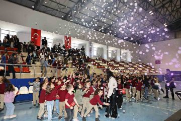 Sivas’ta çocuklar halk oyunlarıyla buluştu