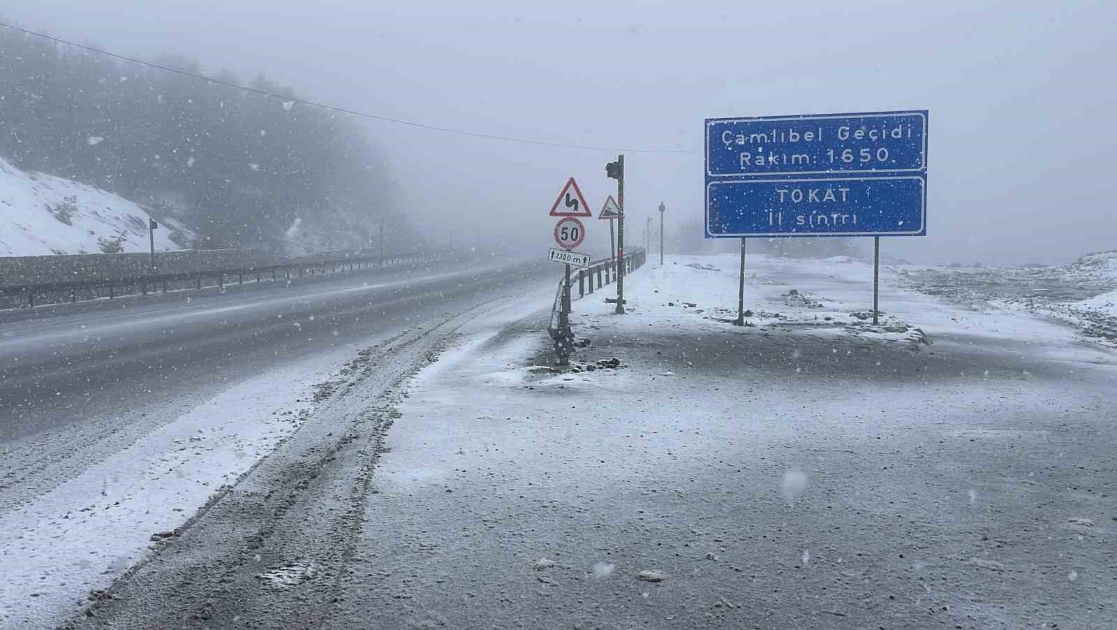 Sivas’ta kış geri döndü: Geçitler karla kaplandı