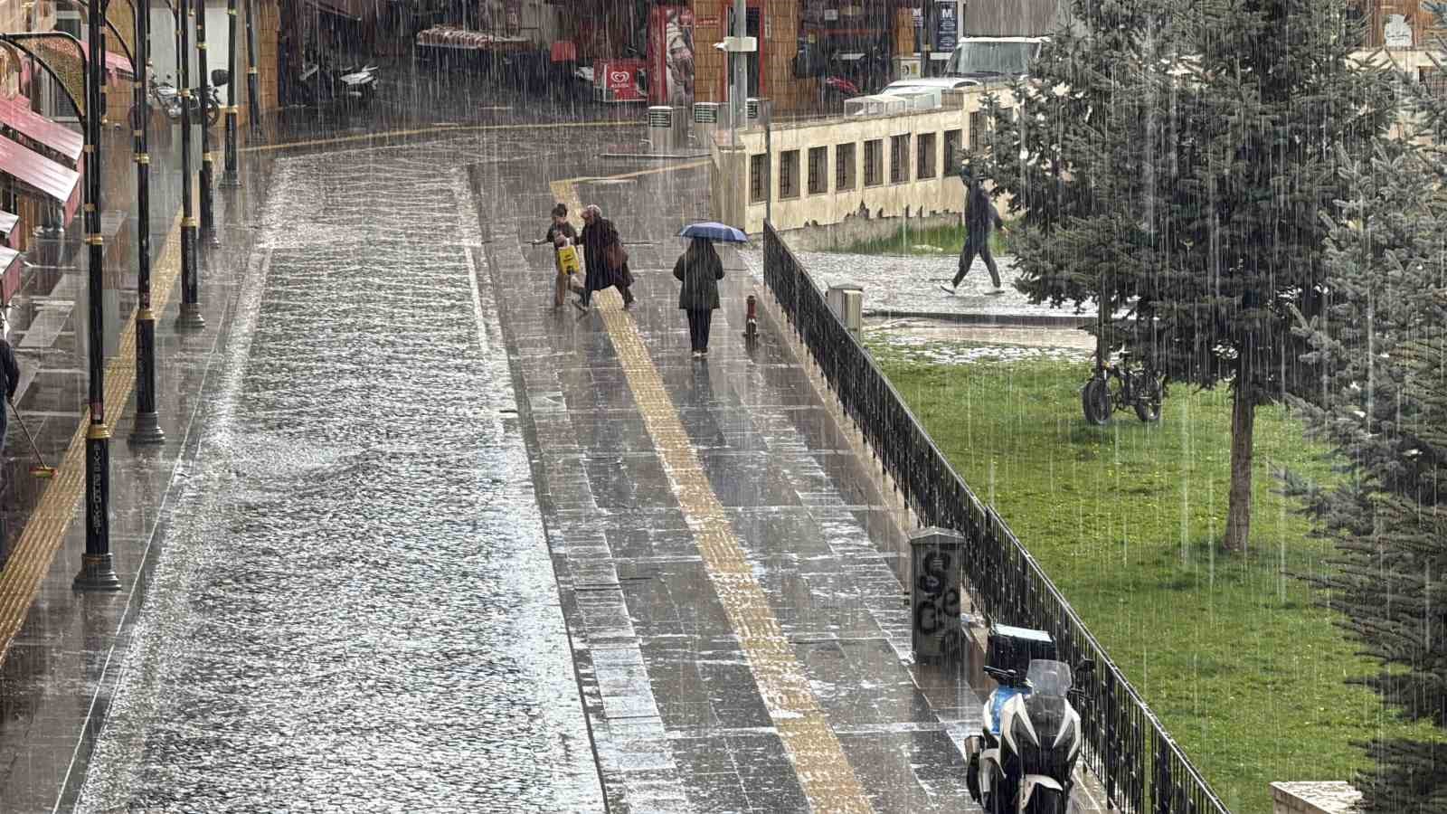 Sivas’ta kuvvetli yağmur etkili oldu, hazırlıksız yakalananlar sığınacak yer aradı