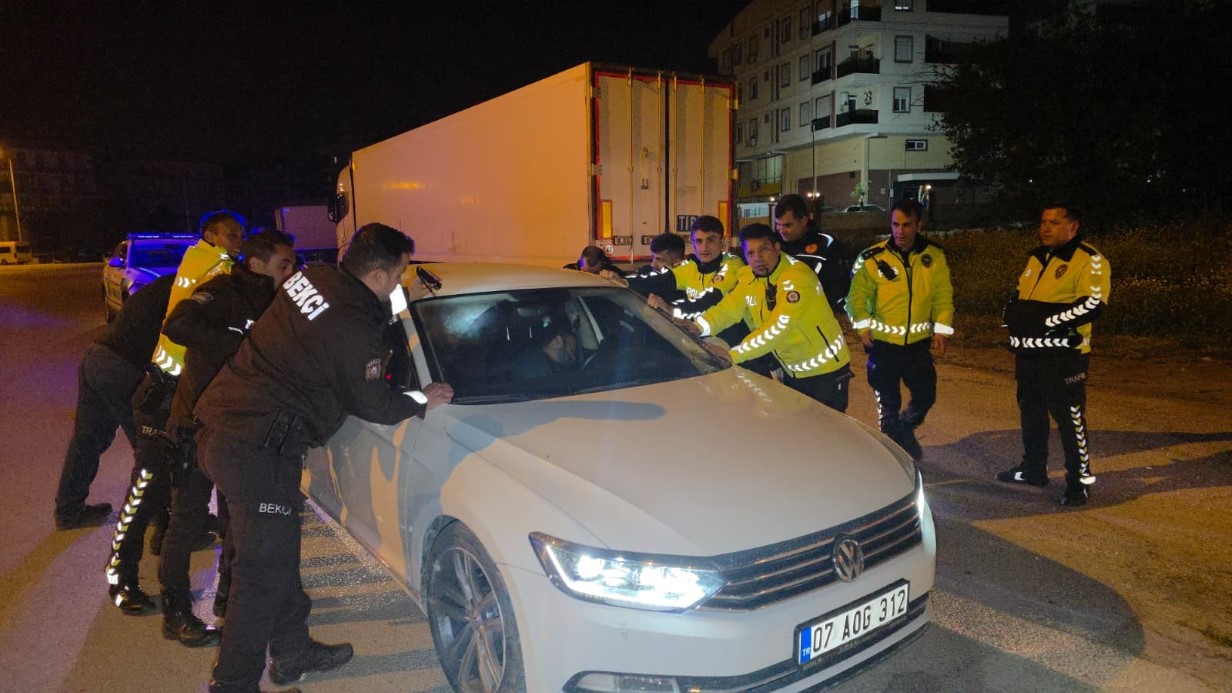 Sızan sürücüyü uyandırmak için aracı beşik gibi salladılar