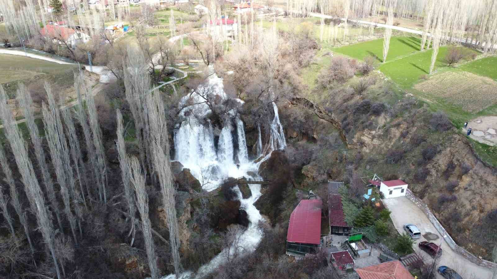 Sızır Şelalesi Bahar Yağışlarıyla Görsel Bir Şölene Dönüştü