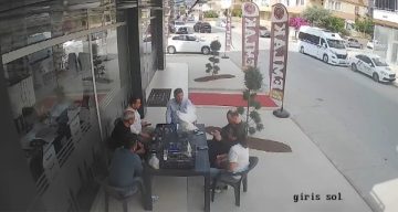 Sohbet masasına düşen davetsiz misafir kısa süreli paniğe neden oldu