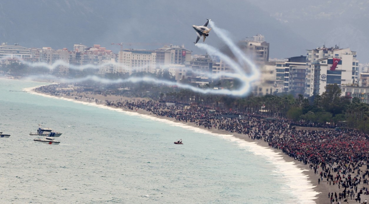 SOLOTÜRK’ün Gösterisi Antalya’da Göz Kamaştırdı