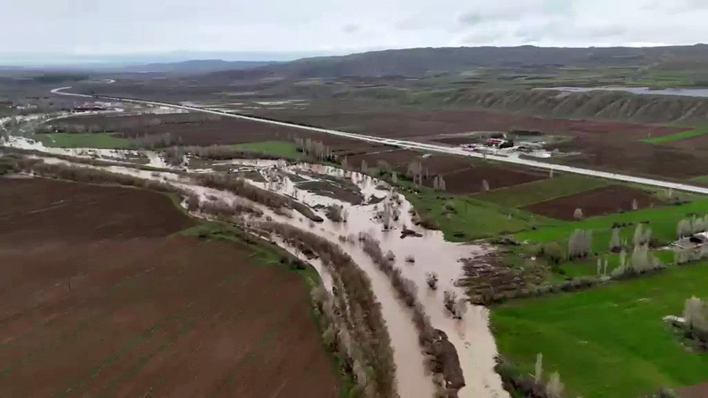 Sular altında kalan tarım arazileri dron ile görüntülendi