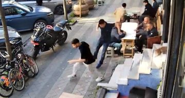 Sultangazi’de kuaförde ilginç anlar kamerada: Kedi müşterileri kovaladı