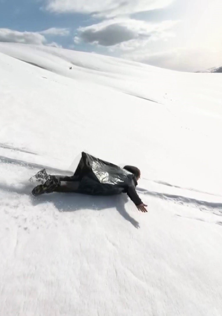 Suşehri’nde Eğlenceli Dağcılık Etkinliği: Çöp Poşetleriyle Kayak