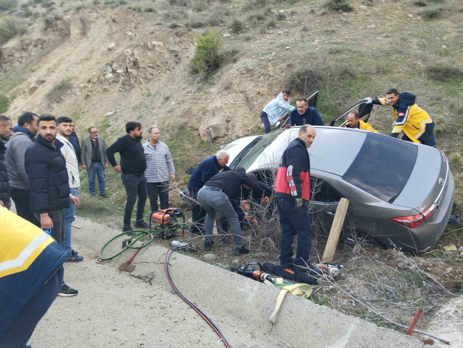 Suşehri’nde Meydana Gelen Trafik Kazası Üç Kişiyi Yaraladı