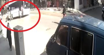 Tamir etmek için altına girdiği minibüsün altında kaldı