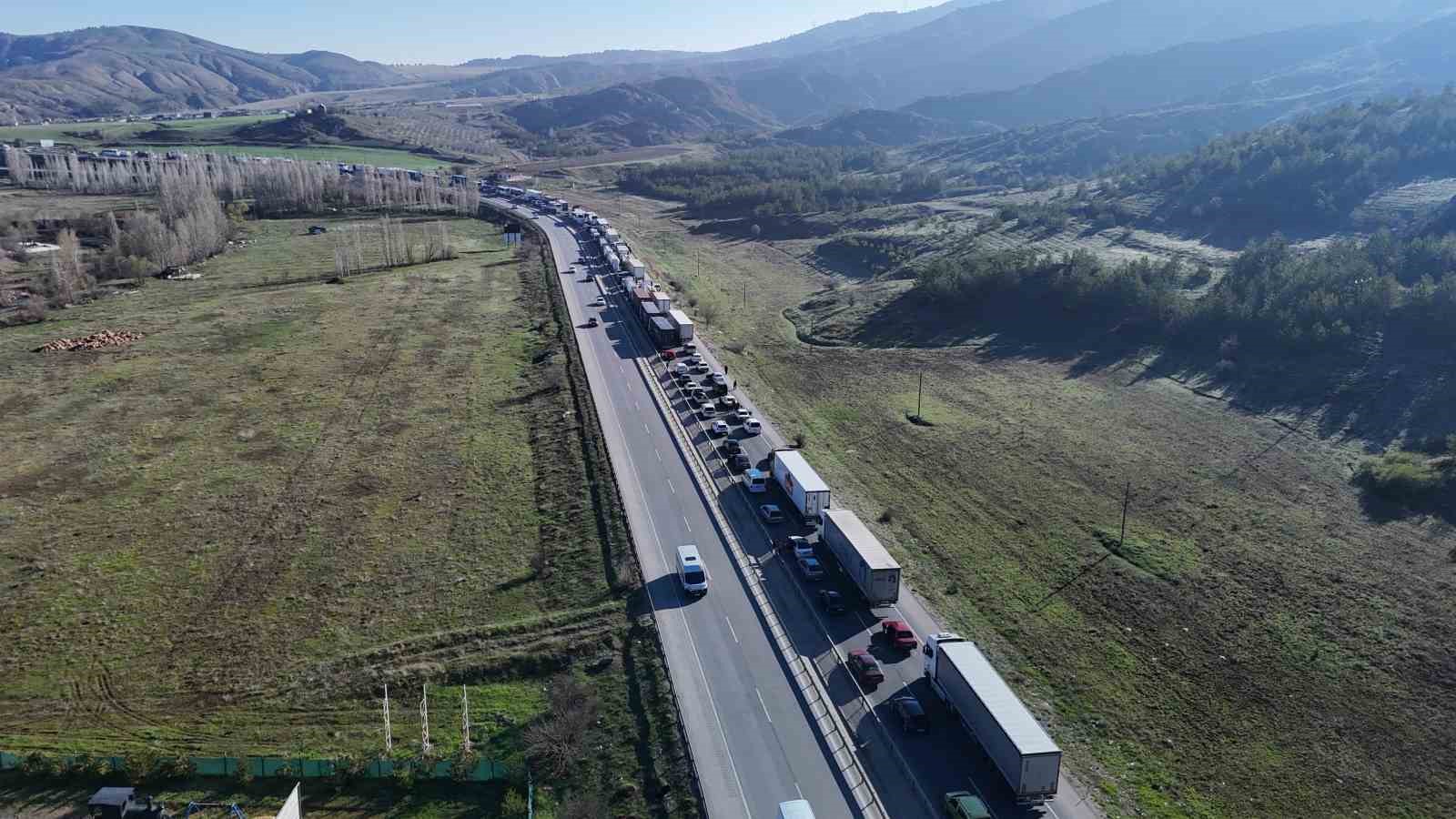 Tır devrildi, Kayseri-Sivas yolunda uzun araç kuyruğu oluştu