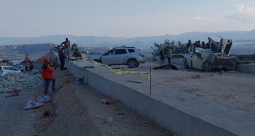 Tır rampaya çarptı, fırlayan mermerler minibüsü parçaladı: 1 ölü, 3 yaralı