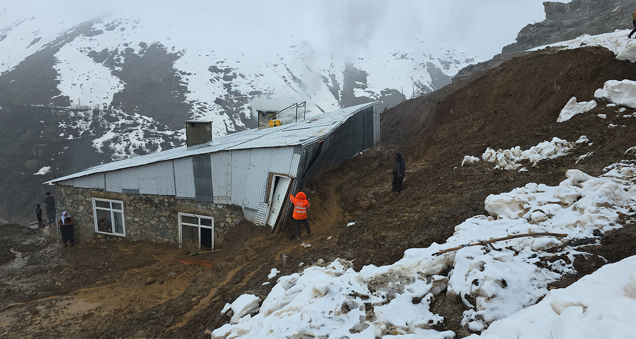 Van Bahçesaray’da Sağanak Sonucu Meydana Gelen Heyelan Evlere Zarar Verdi