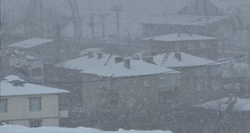 Van’da nisan sürprizi: Lapa lapa kar yağışı şehri beyaza bürüdü