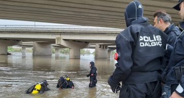 Yağmurdan yükselen dere, aracıyla köprü altından geçmek isteyen yaşlı adamı yuttu