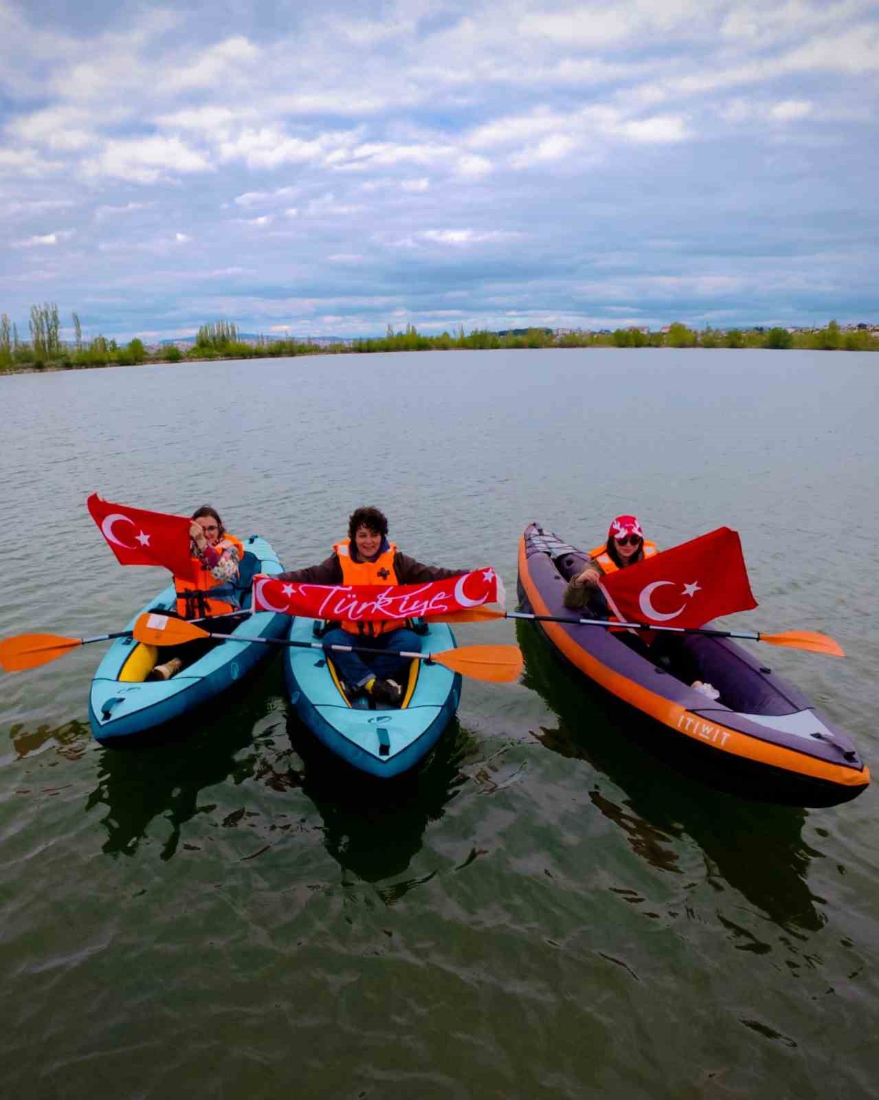 19 Mayıs coşkusu kürek sesleriyle yankılandı