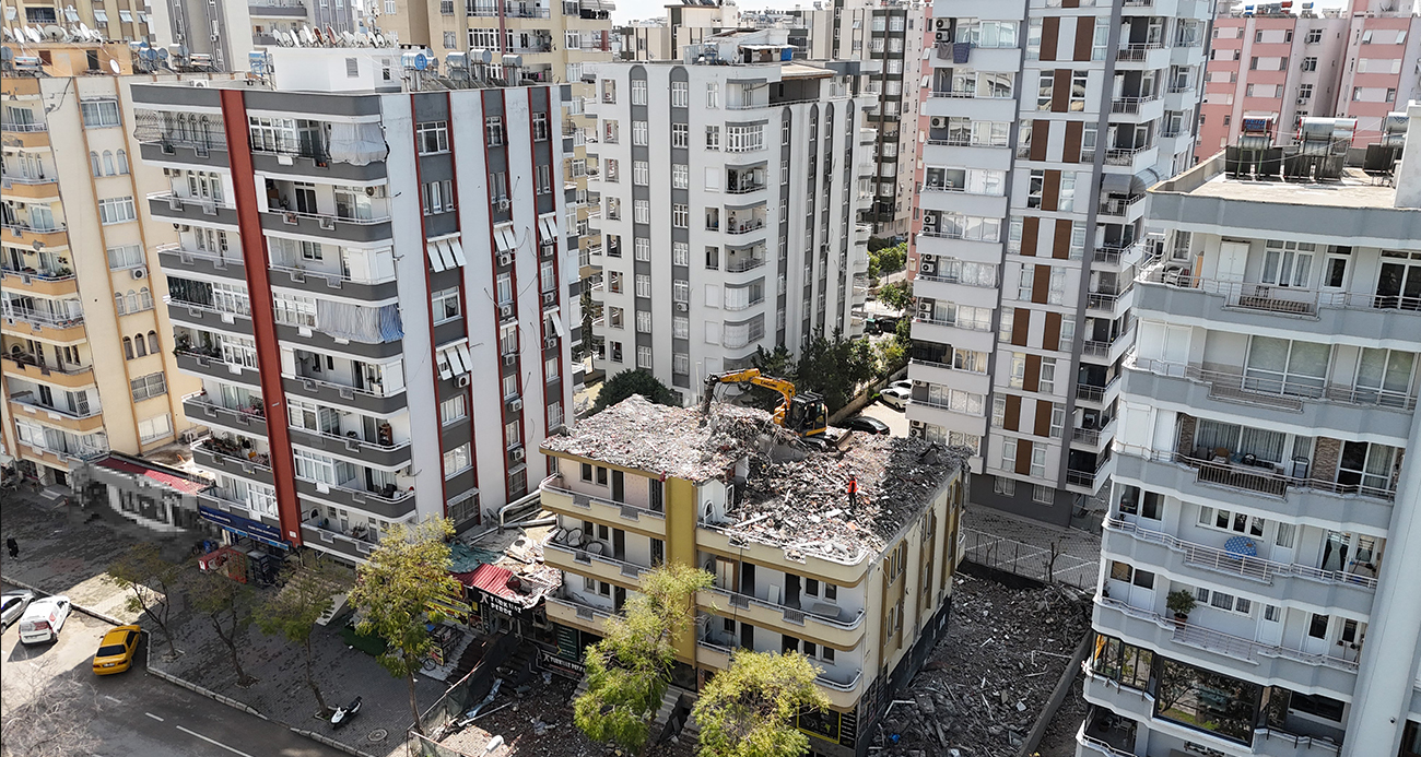 Adana’da depremde hasar gören mahkemelik binalarda yıkım başladı