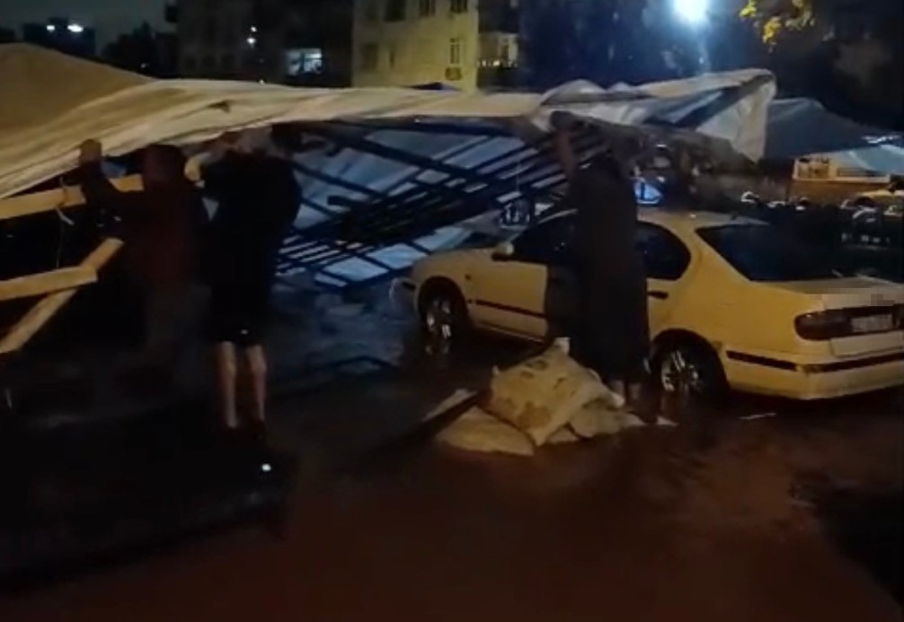Adana’da sağanak yağış yolları göle çevirdi