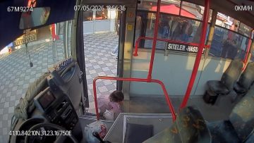 Ağlama sesi facianın önüne geçti: Emekleyerek otobüse binen 2 yaşındaki çocuk otobüste bulundu