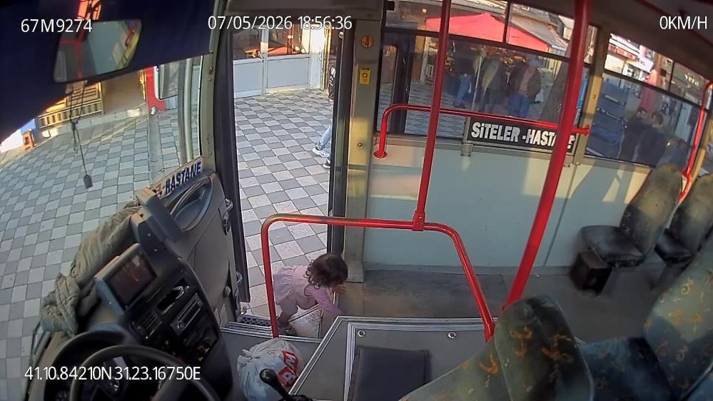 Ağlama sesi facianın önüne geçti: Emekleyerek otobüse binen 2 yaşındaki çocuk otobüste bulundu