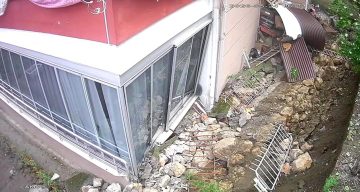 Amasya’da duvarın yıkılma anı kamerada: Gürültüyü duyanlar deprem sanmıştı